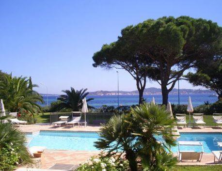 Hotel Villa Les Rosiers Grimaud Bagian luar foto